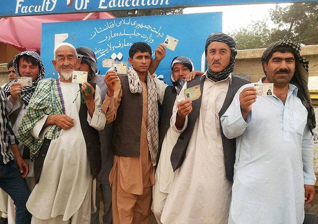Residents quieing up in front of a polling centre