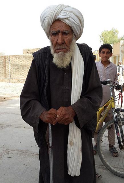 An elderly man before vote in an inteveiw with PAN