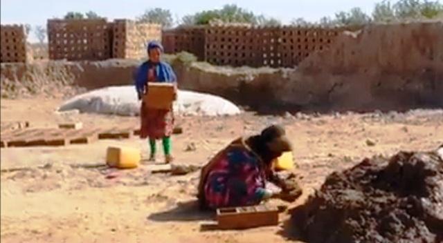 زنان متاثر از جنگ در جوزجان خشتمالى ميکنند