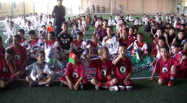 په مزار کې د ماشومانو تر منځ د بېلابېلو لوبو نندارې تر سره شوې