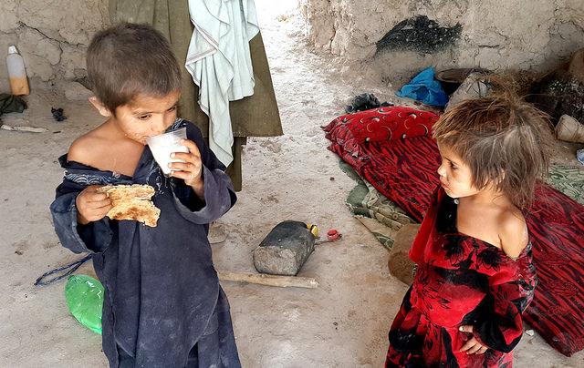 Children of a displaced family