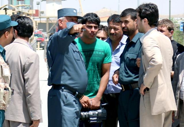 دو تصويربردار در مرکز بازرسى آرا لت و کوب شد