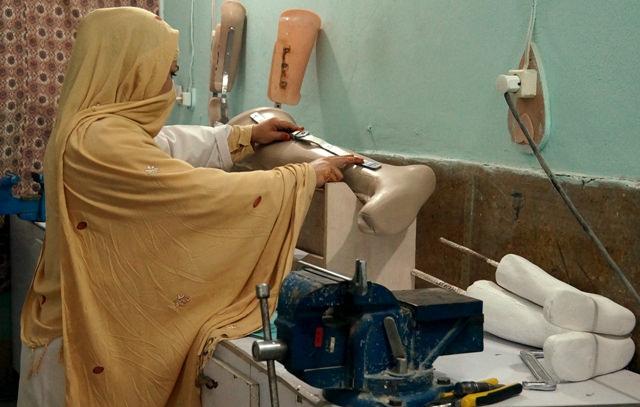 Medical worker makes artificial leg – Nangarhar