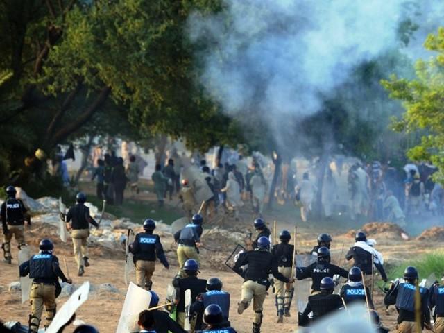 2 protesters dead, hundreds hurt in Islamabad clash