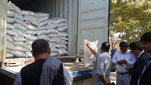 براى صدها خانوادۀ  نيازمند وسيلاب زده درسمنگان موادکمکى توزيع گرديد