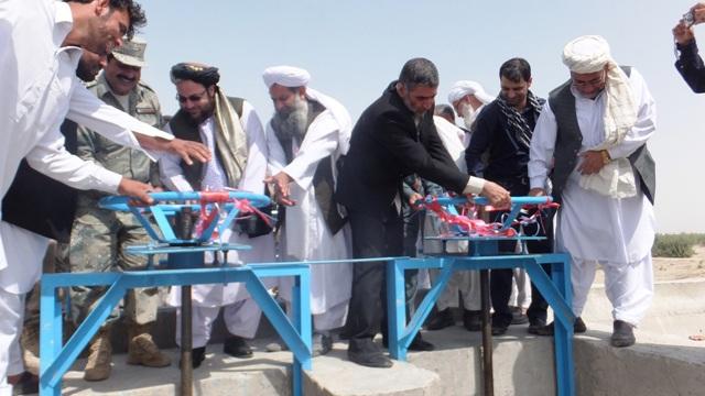 والى نيمروز بعضى همسايگان را به ممانعت از پروژه هاى بازسازى متهم کرد