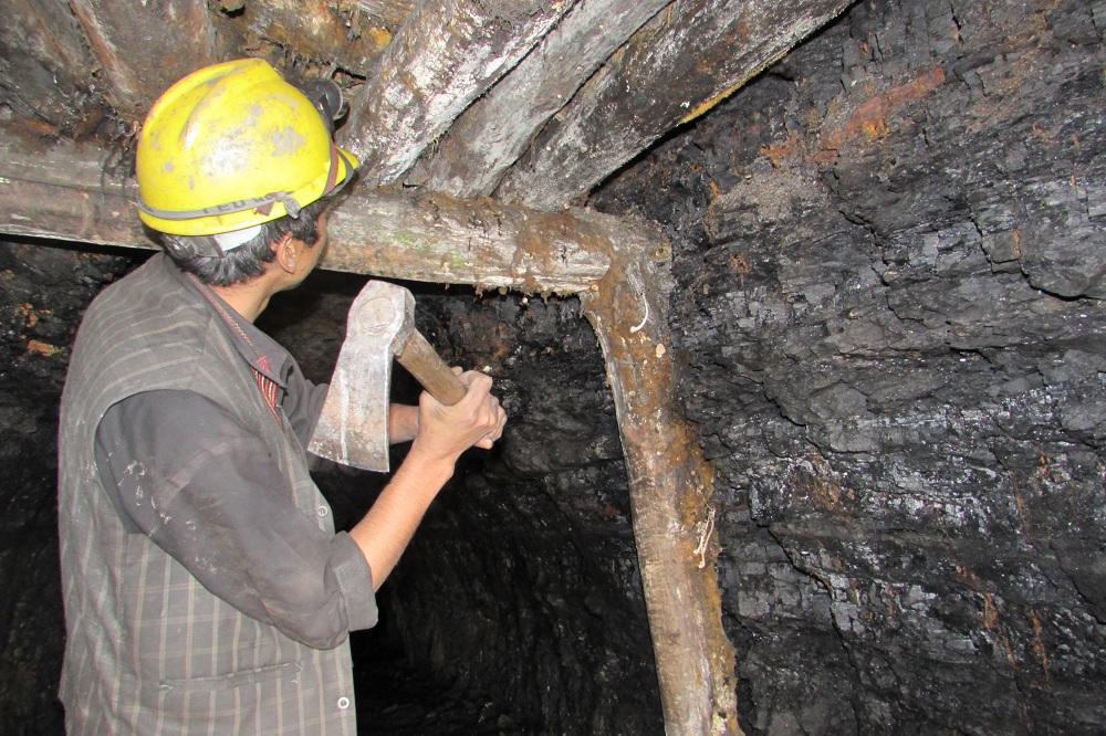 صدها تن از جوانان در معدن زغال‌سنگ بند سبزک هرات مشغول کار اند