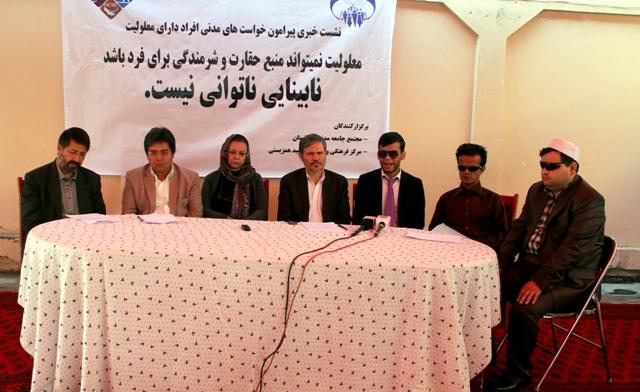 برخی نابینایان خواهان جذب سه درصد کارمندان دولتی از افراد معلول شدند