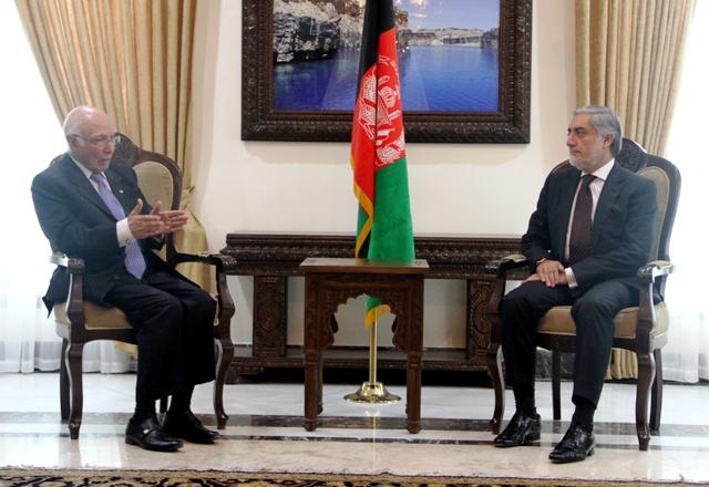 داکتر عبدالله با سرتاج عزیز دیدار کرد، کابل