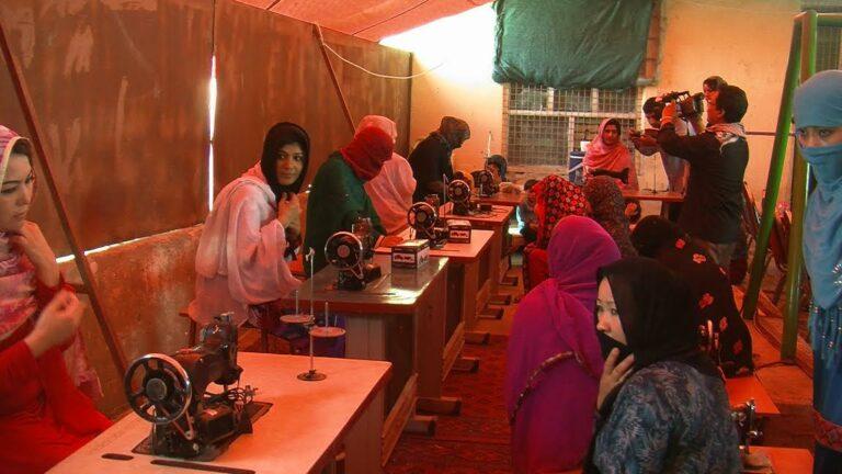 د بلخ ښځې خپلو صنعتي توکو ته بازار غواړي