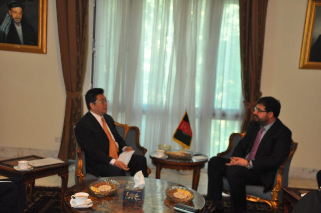 اشرف غنى احمدزى به چين سفر ميکند