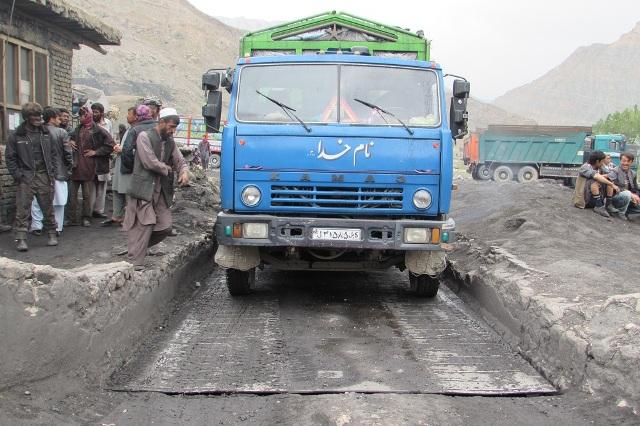 Militants set alight 9 coal-laden trucks in Samangan