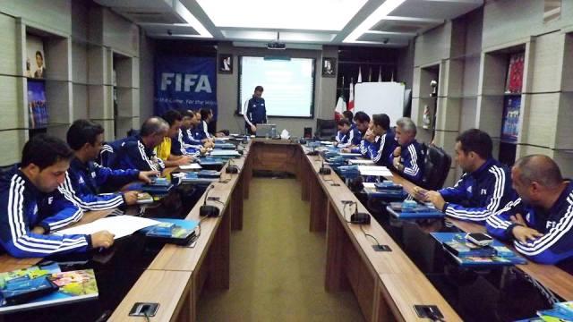 مشاور تخنيکی فدراسيون فوتبال افغانستان مربيان ايرانى را آموزش میدهد