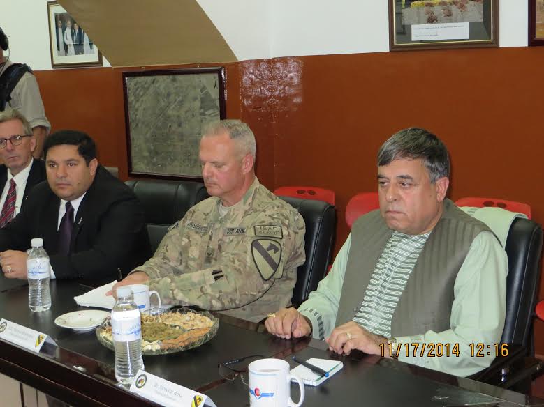 د ايساف عمومي قوماندان د کندهار له سرپرست والي سره وليدل