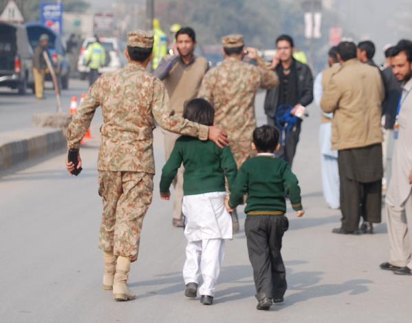 حمله بر يک مکتب در پشاور ١٢٦ کشته برجا گذاشت