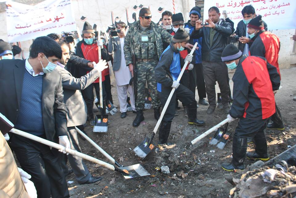 شهر کندز از کثافات پاک ميشود
