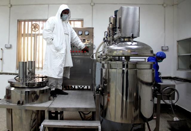 يک فابريکه در کابل روزانه ١٢هزار تيوپ ادويۀ مختلف النوع تولید میکند