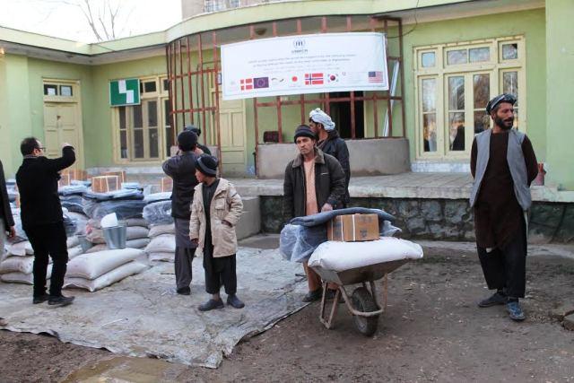 به ده ها خانوادۀ بيجاشده در سرپل کمک توزيع شد