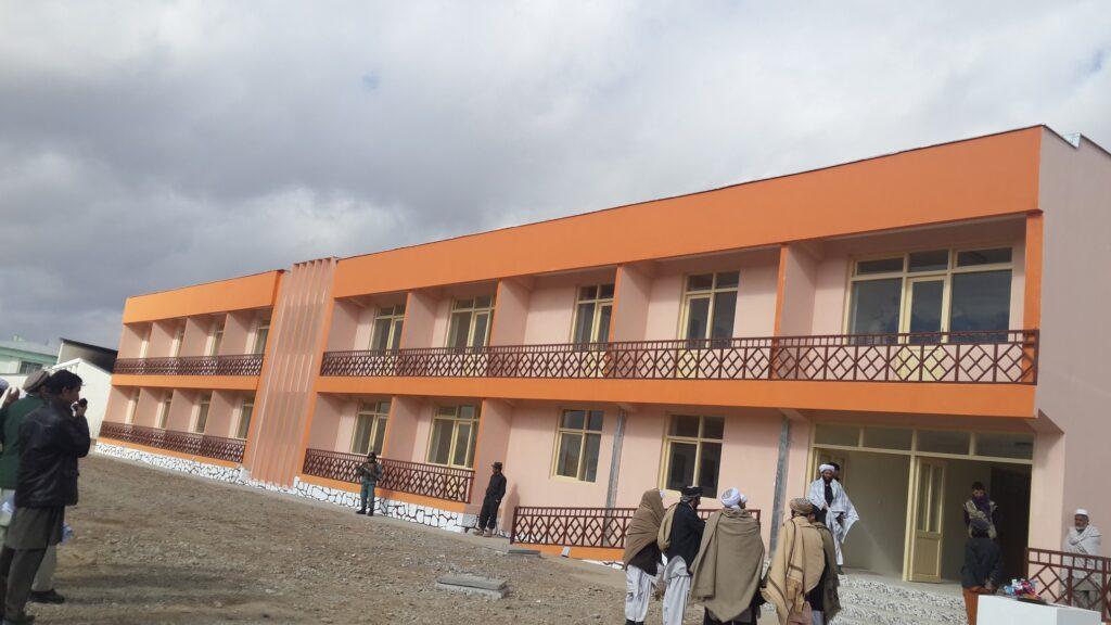 کار تعمیر يک لیسه و دیوار احاطۀ يک دارالعلوم در سمنگان آغاز شد