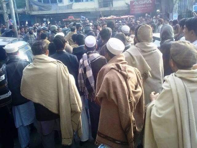 جلال اباد ښار کې د ترافيکو د مدير پر ضد لاريون وشو