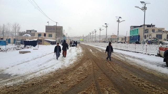 Heavy snowfall closes Ghor, Bamyan highways