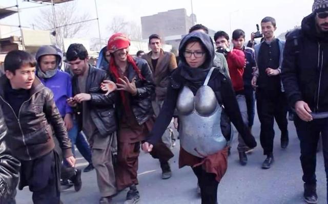 لباس آهنی ، دختر در کابل