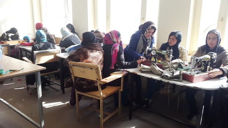 زنان جنگزده از طريق حرفه خودکفا مى شوند