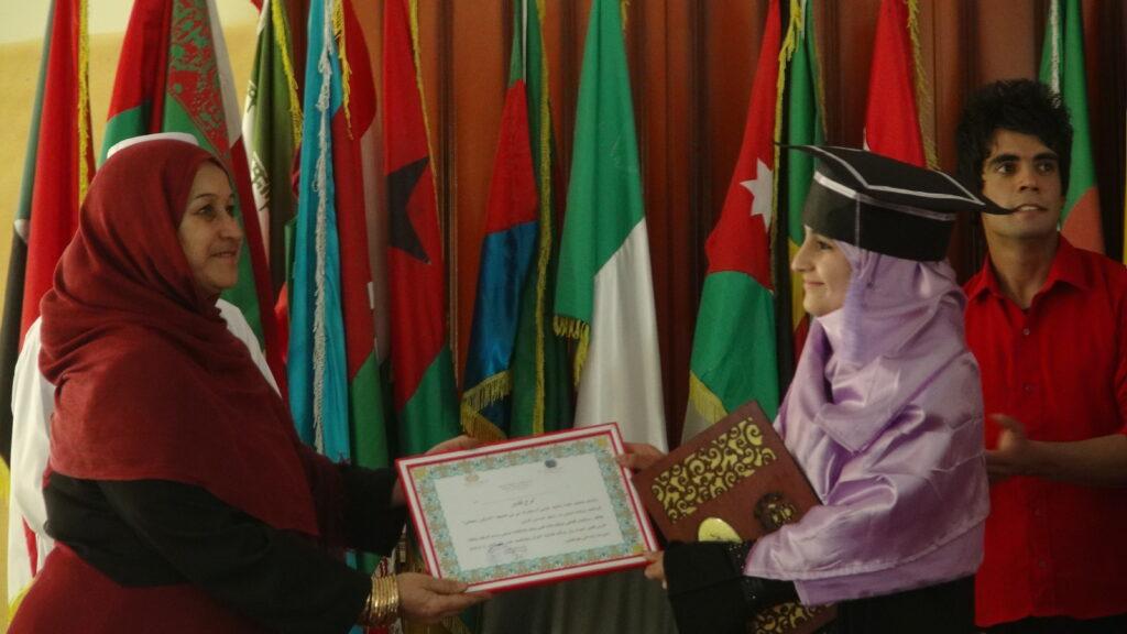 غزني کې د قابلو په ګډون ٢٠٥ تنه له  يوه روغتيايي مرکزه فارغ شول