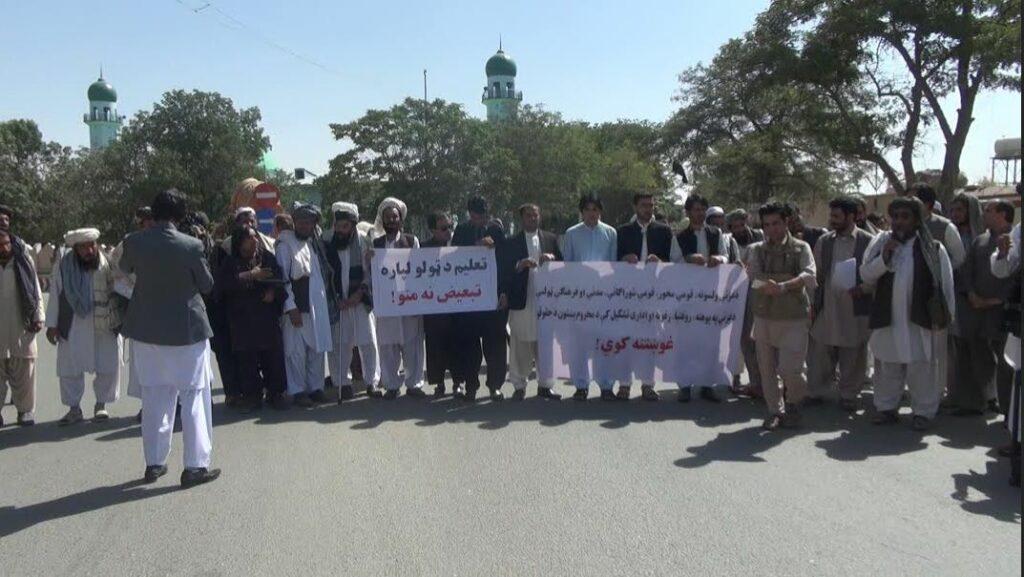 Hundreds rally against district police chief in Ghazni