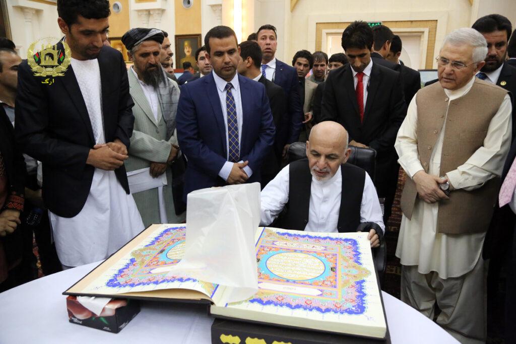 رئیس جمهور غنی از نمایشگاه آثار هنرمندان کشور، دیدن کرد