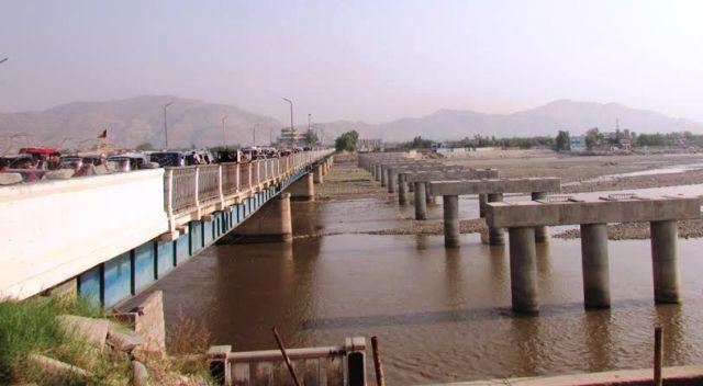 Slow work on Behsud bridge big traffic nuisance