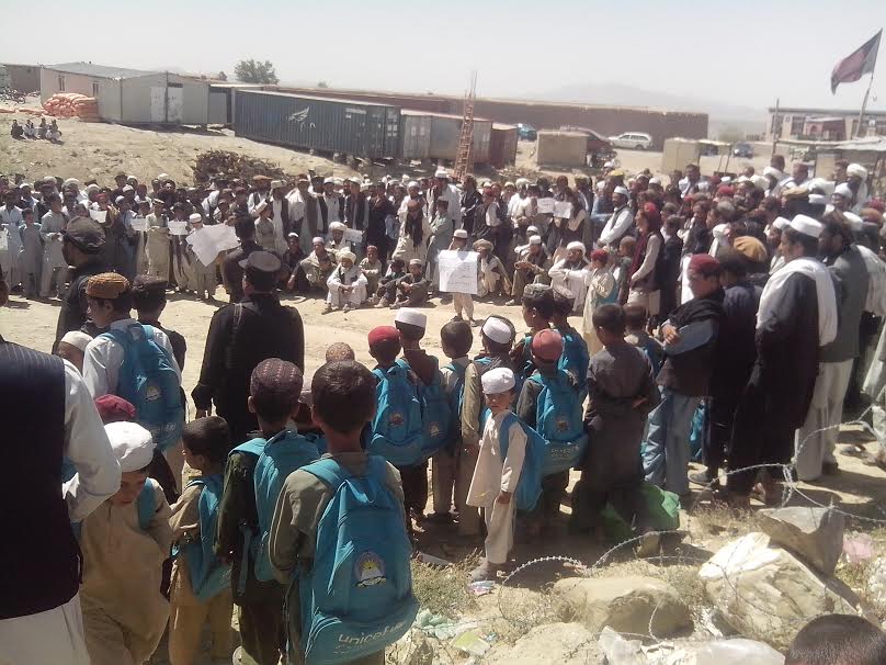 د سرروضې خلکو د ماشومانو د وژل کېدو په غبرګون کې لاريون وکړ