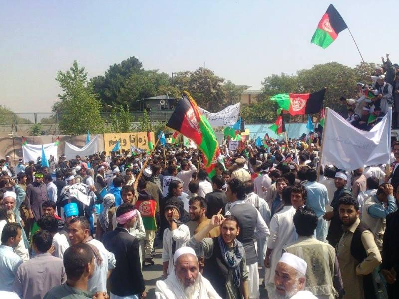 مظاهره کنندگان در کابل بر ذکر کلمه افغان و اسلام در تذکرۀ برقی تاکید کردند