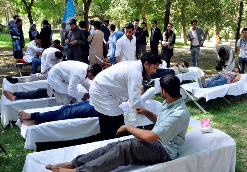 Kabul activists collect blood for Kunduz victims