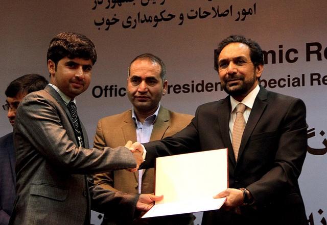 Ahmad Zia Massoud presents an appreciation letter to PAN reporter