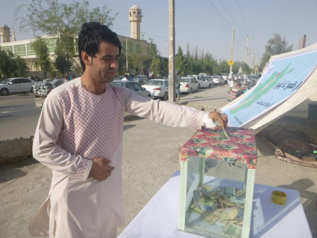 مردم نيمروز به جنگ زدگان کندز کمک نقدى جمع ميکنند