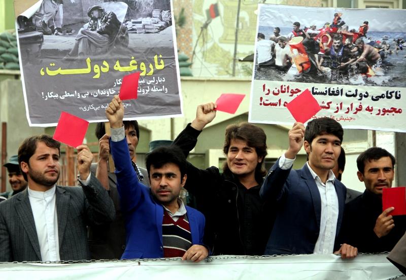 معترضان بدون رسیدن به تفاهم دروازۀ وزارت کار را بازکردند