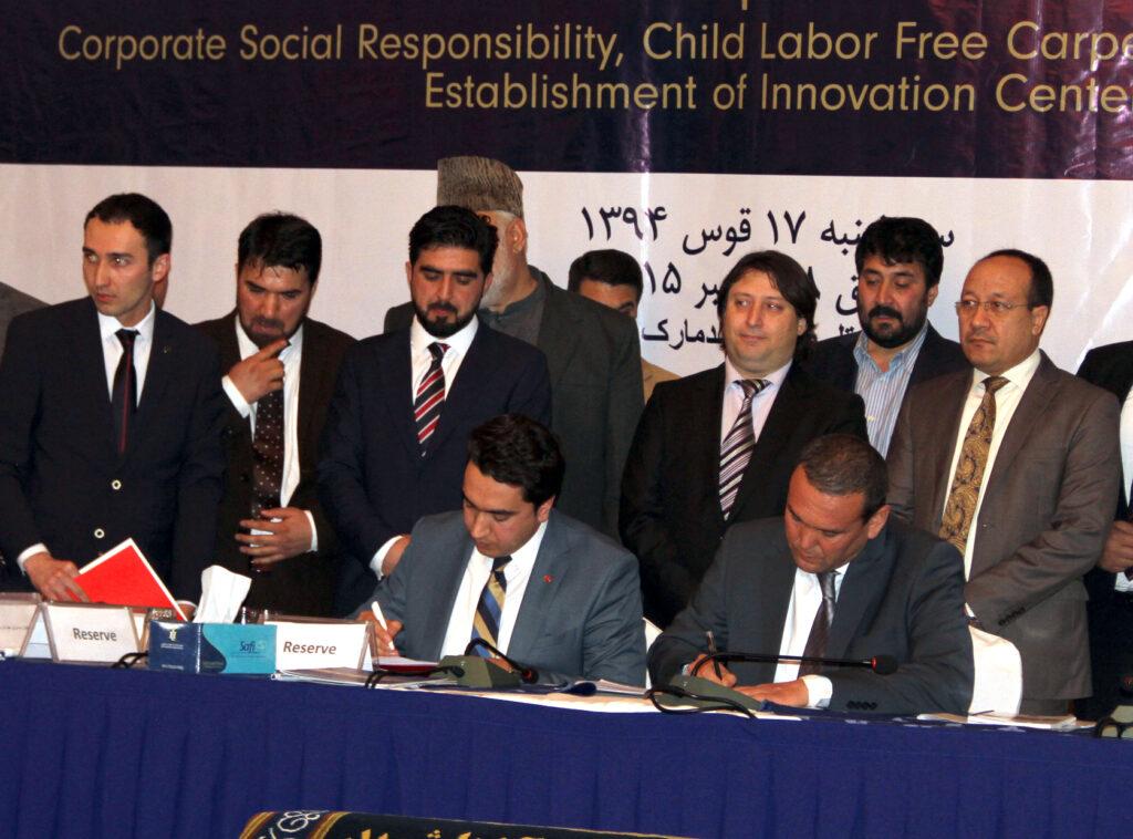 قرارداد انتقال ٢٠ درصد ارزانتر قالين به خارج از کشور امضا شد