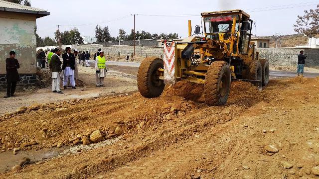 خوست کې د يوه سړک د جوړولو چارې پيل شوې