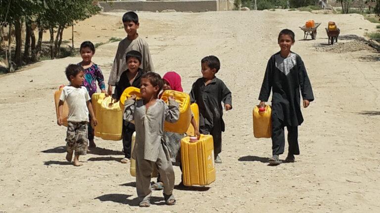 برخی باشندگان شهر فیض آباد از نبود آب آشامیدنی شکایت دارند