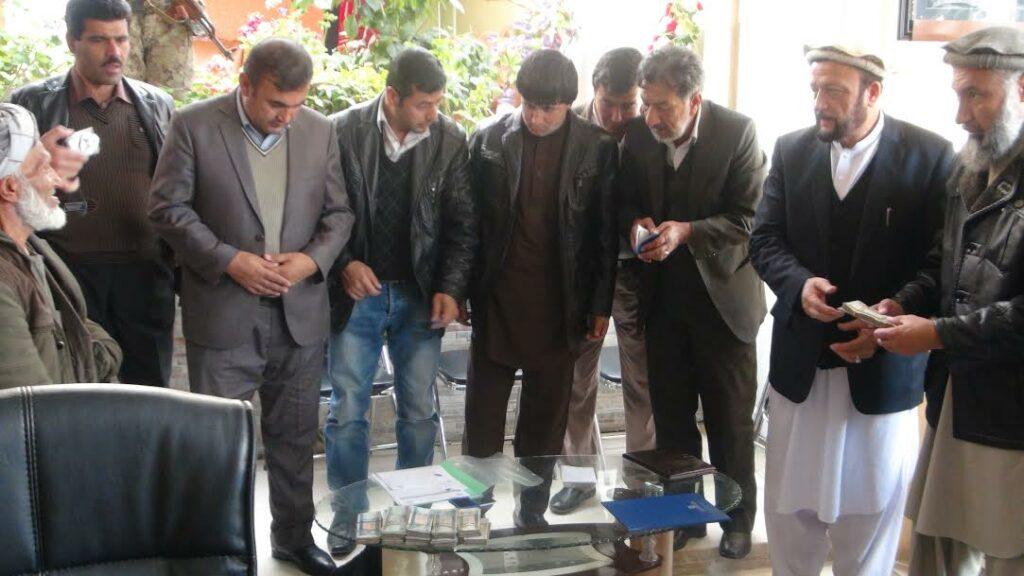 به صدها خانوادۀ متضرر از زلزله و جنگ در پروان و جوزجان مساعدت شد