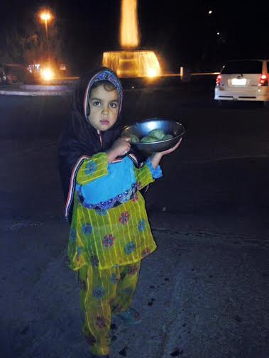 پنځه کلنه مدينه د سوال کولو پرځاى واټونو کې ايشيدلې هګۍ پلوري