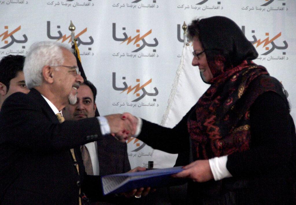 ٢،٩ میلیون دالر براى رفع نيازمندى برق دو شهرک در کندز کمک شد