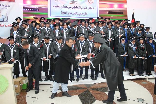 برخی محصلین از هزینۀ گزاف محافل فراغت شان شکایت دارند