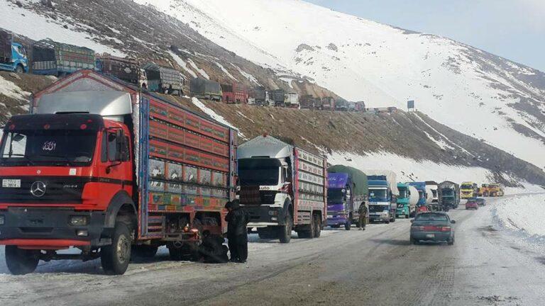 مردم و رانندگان از خرابی گذرگاه سالنگ شکایت دارند