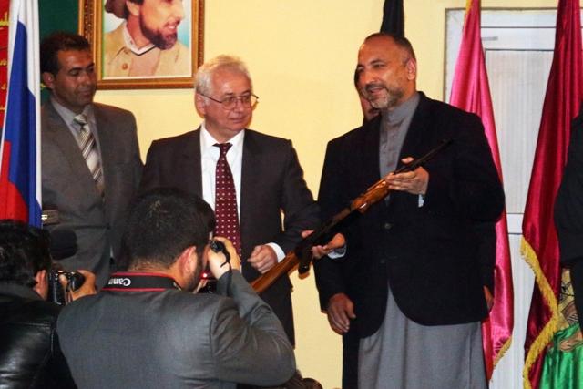 Kabul accepts gift of 10,000 AK-47s from Moscow