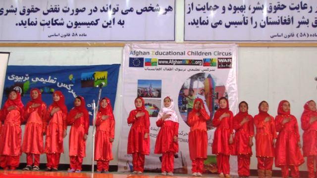 به ٢٢٠ طفل بیجاشده در هرات سرکس و تیاتر آموزش داده شده است
