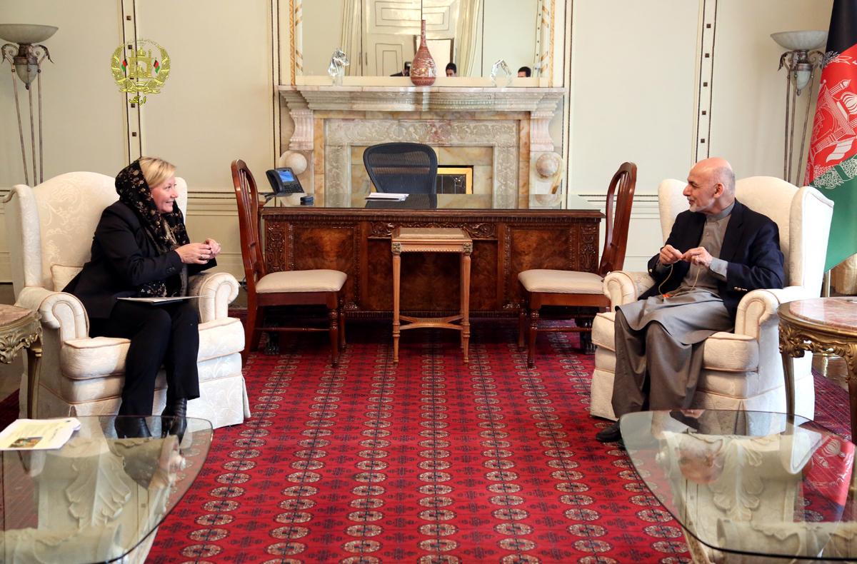 اشرف غنی با پیا شترینوال، رئیس ماموریت پولیس اتحادیه اروپا در افغانستان،کابل