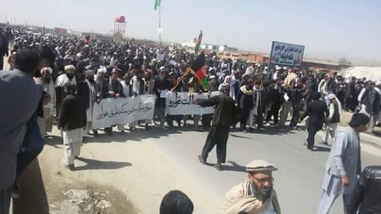 1,000 rally for new Ghazni mayor, closing busy highway