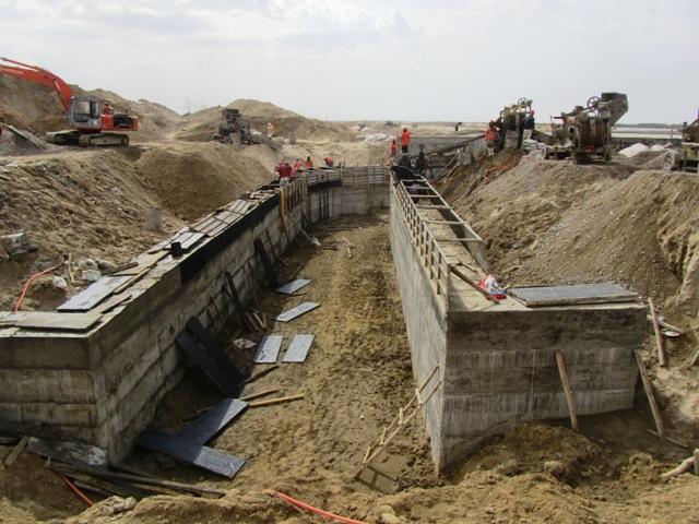 کار ساخت سربند و کانال آب قریۀ دلخکی در ایبک سمنگان آغاز شد